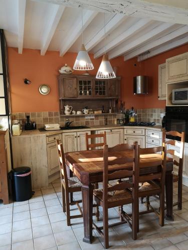 廚房, 60平方米2臥室獨立屋 (聖夫朗希) - 有1間私人浴室 (La tanière d'Ysengrin gîte près du Parc du Morvan) in 聖索爾格