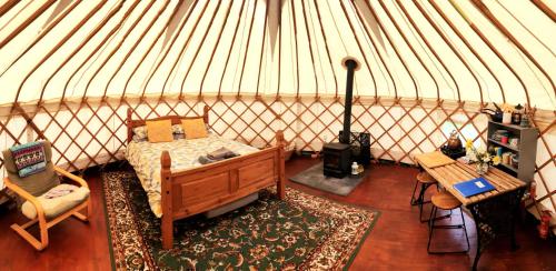 Beautiful Yurt with stunning South Downs views in Graffham