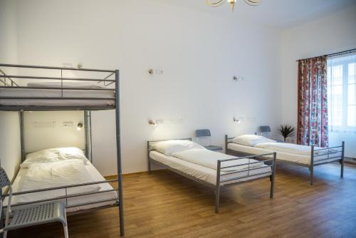 4 twin beds