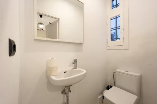 BeBarceloner Eixample Apartments - 3 bedrooms - image 4