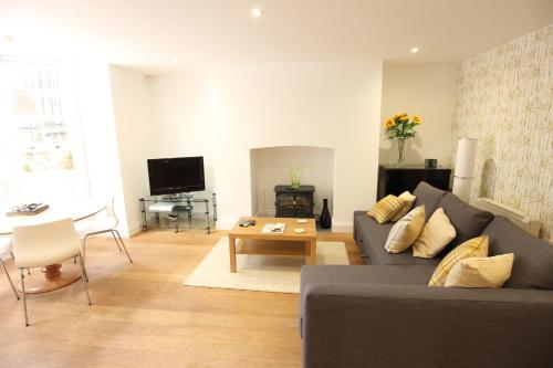 Priory House Apartments (no parties allowed) - image 10