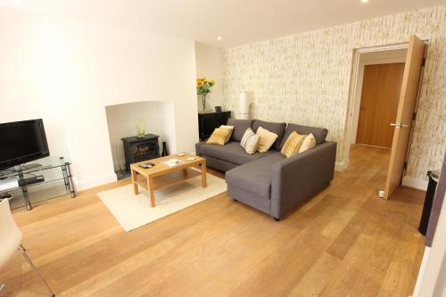 Priory House Apartments (no parties allowed) - image 9