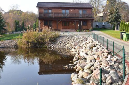 A szálláshely kívülről, Nad Stawem in Powidz