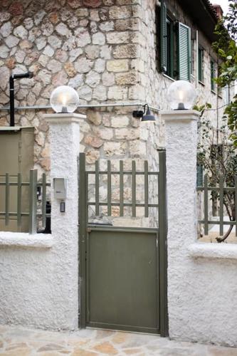 Queen's stone legend, royal living by Acropolis, Athens (photo 7)