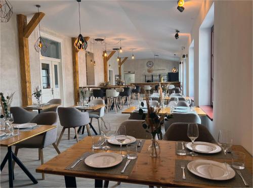 ห้องอาหาร, Zbirožský dvůr (Zbirozsky dvur) in ซบีโร