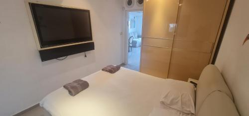 Deluxe Apartment room in 2 bedroom apartment with private pool- By AMDAR HOLIDAY APARTMENTS