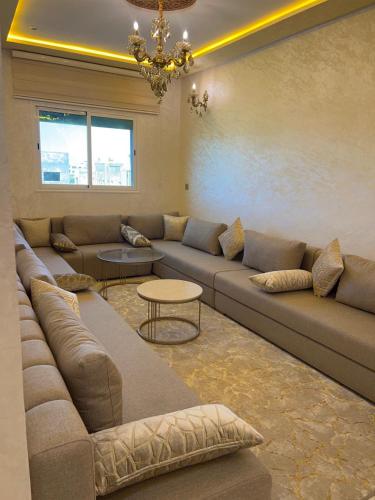 Urban Oasis: Stylish and Spacious Apartment with Serene City Views