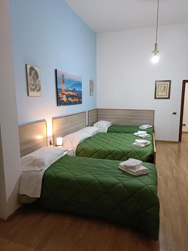 1 queen bed, 2 twin beds