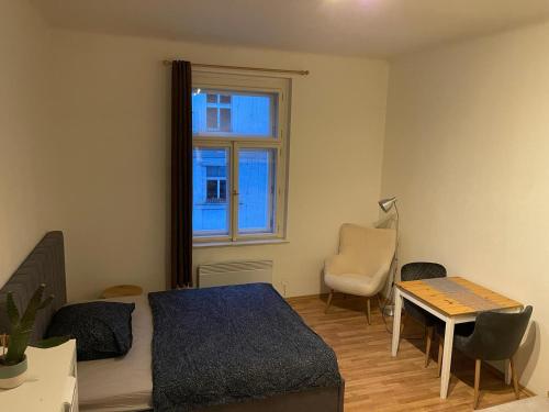 Sunlit apartment close to city center, Prag