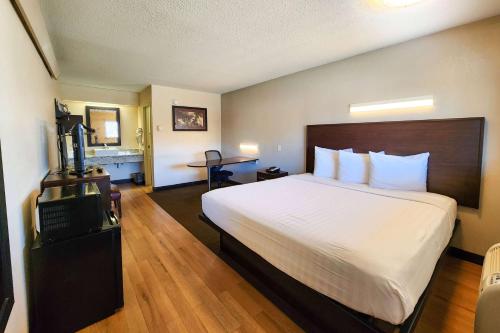 Travelodge by Wyndham Peoria