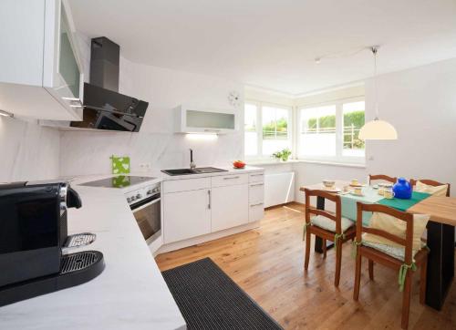 廚房, Tauberperle - Exklusives Ferienapartment in 勞達-科尼雪芬