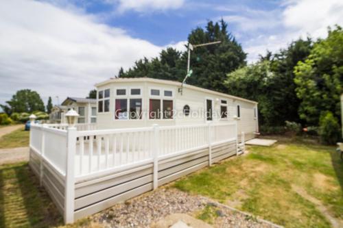 Great Dog Friendly Caravan To Hire With Field Views In Norfolk Ref 10132b
