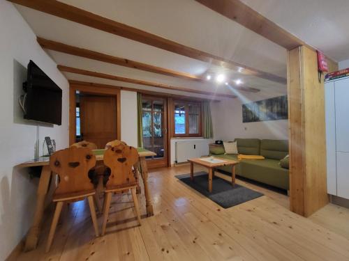 Sunnaschi Appartements - Wohnungen oder gesamt als "Hütte" (Sunnaschi Appartements - Wohnungen oder gesamt als "Hutte") in ลาเทิร์นส