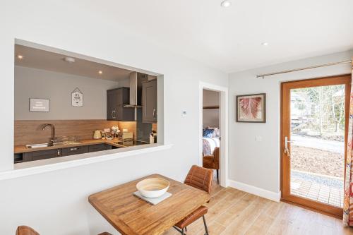 Dapur, Kestrel Lodge 2 with Hot Tub in Newton Stewart