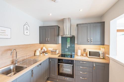 Dapur, Kestrel Lodge 2 with Hot Tub in Newton Stewart