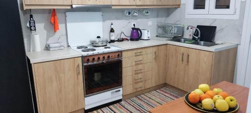 Kitchen, Charlami's Mansion -Παραδοσιακο Πετρινο Σπιτι με Τζακι και Πανοραμικη Θεα in Paramythia
