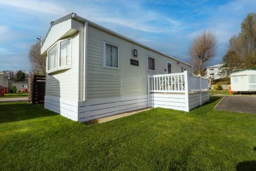 6 Berth Caravan With Decking At Felixstowe Beach Holiday Park Ref 55038ow