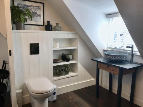 Stunning seaside cottage seconds from beach by Whitstable-Holidays, Fig Cottage