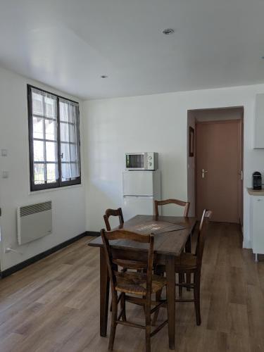 المرافق, Au chalet d'Illiers Combray, grand jardin arboré (Au chalet d'Illiers Combray, grand jardin arbore) in Illiers-Combray