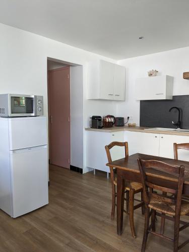 مطبخ, Au chalet d'Illiers Combray, grand jardin arboré (Au chalet d'Illiers Combray, grand jardin arbore) in Illiers-Combray