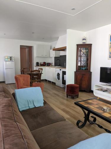 صالة مشتركة/ منطقة التلفزيون, Au chalet d'Illiers Combray, grand jardin arboré (Au chalet d'Illiers Combray, grand jardin arbore) in Illiers-Combray