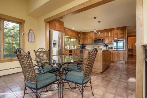 Four-Bedroom House in Ludlow, USA