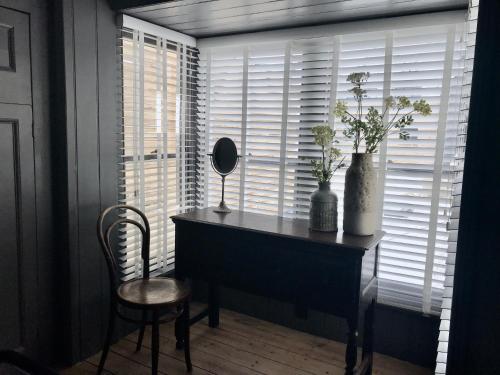 Stunning seaside cottage seconds from beach by Whitstable-Holidays, Fig Cottage Stunning seaside cottage seconds from beach by Whitstable-Holidays, Fig Cottage