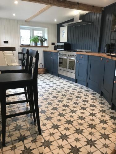 Stunning seaside cottage seconds from beach by Whitstable-Holidays, Fig Cottage Stunning seaside cottage seconds from beach by Whitstable-Holidays, Fig Cottage