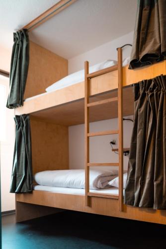 4 twin beds, 2 bunk beds