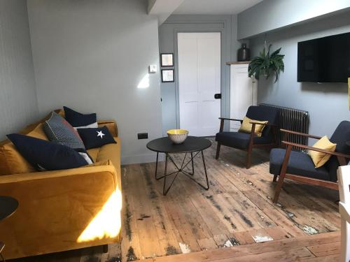 Stunning seaside cottage seconds from beach by Whitstable-Holidays, Fig Cottage Stunning seaside cottage seconds from beach by Whitstable-Holidays, Fig Cottage