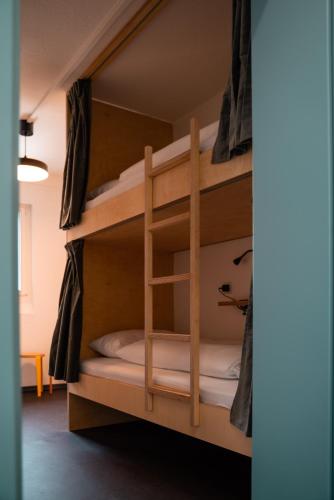 2 bunk beds