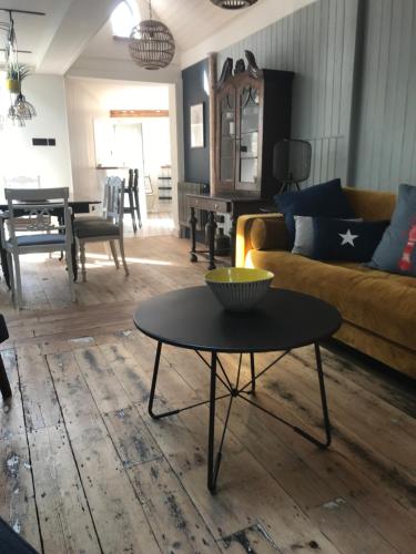 Stunning seaside cottage seconds from beach by Whitstable-Holidays, Fig Cottage Stunning seaside cottage seconds from beach by Whitstable-Holidays, Fig Cottage