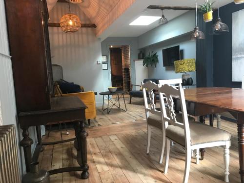 Stunning seaside cottage seconds from beach by Whitstable-Holidays, Fig Cottage Stunning seaside cottage seconds from beach by Whitstable-Holidays, Fig Cottage