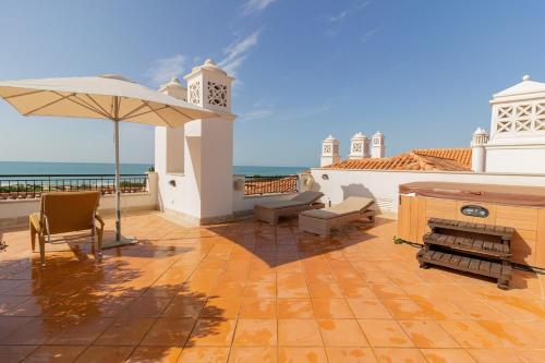 Deluxe Three-Bedroom Apartment with Hot Tub and Sea View