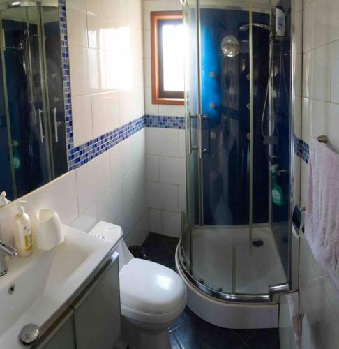 Six-Bedroom House image 10