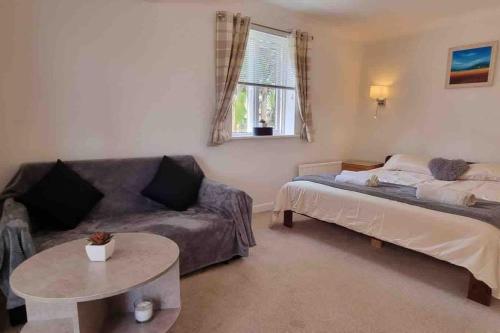 3 Bedroom Bungalow with great Sea Views, Private Hot Tub & Gardens photo 3