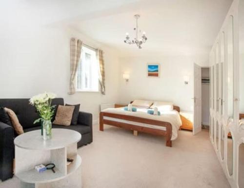 3 Bedroom Bungalow with great Sea Views, Private Hot Tub & Gardens photo 2