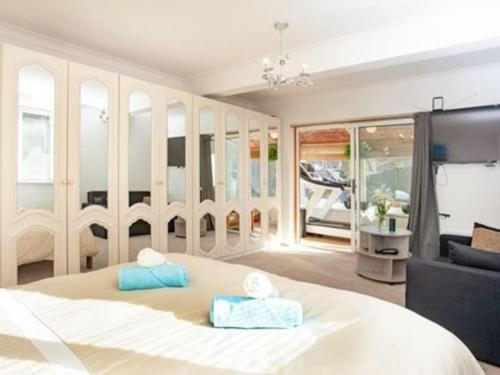 3 Bedroom Bungalow with great Sea Views, Private Hot Tub & Gardens photo 4
