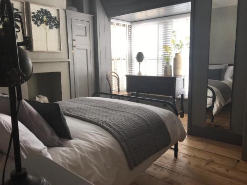 Stunning seaside cottage seconds from beach by Whitstable-Holidays, Fig Cottage Stunning seaside cottage seconds from beach by Whitstable-Holidays, Fig Cottage