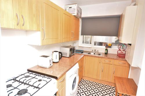 Lovely 3 Bedroom House near Barking Station