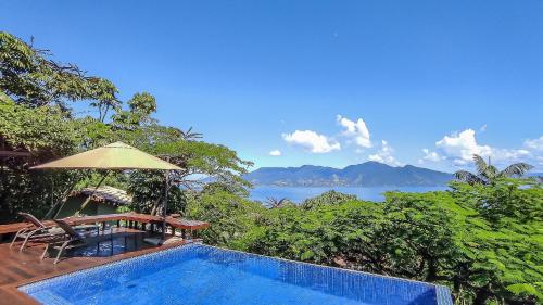 Casa com piscina e vista para o mar em Ilhabela