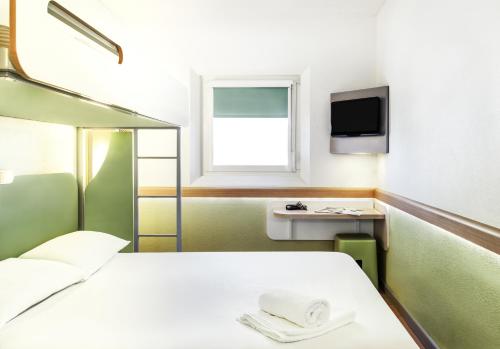 1 double bed, 1 bunk bed