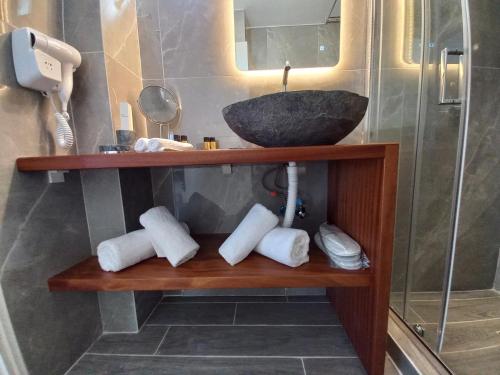 Honeymoon Suite with Outdoor Hot Tub & Sea View image 5