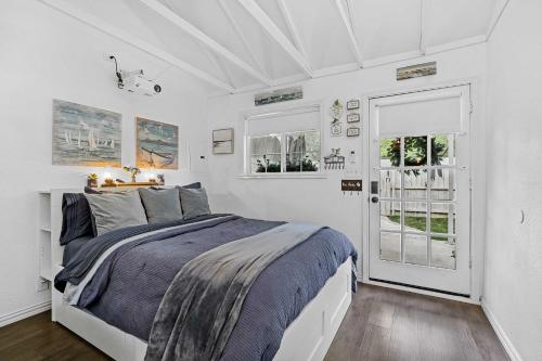 1 Mi to Lewisville Lake Fun Quaint Cottage! in Lake Dallas