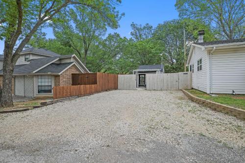 1 Mi to Lewisville Lake Fun Quaint Cottage! in Lake Dallas