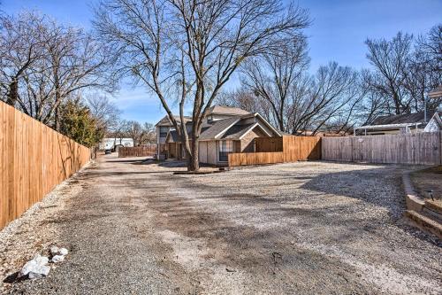 1 Mi to Lewisville Lake Fun Quaint Cottage! in Lake Dallas