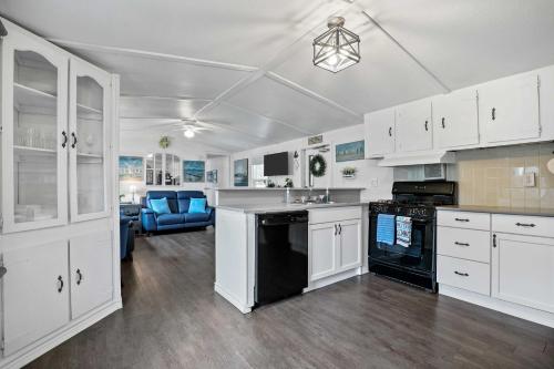 Near Water Lake Dallas Home with Furnished Patio! in Лейк-Даллас