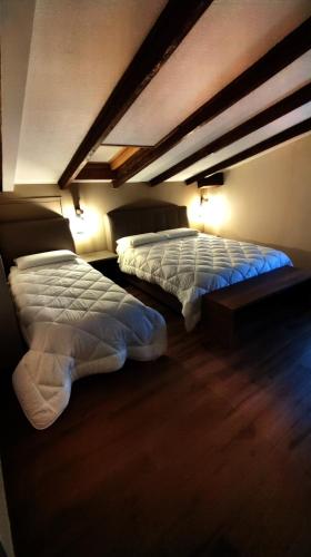 1 king bed, 1 twin bed, 1 sofa bed