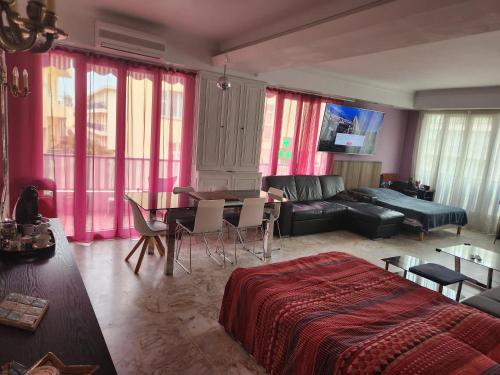 Big apart 140m2 5min walk to beach sea &Promenade 3 double rooms,big living room 42m2, 3 showers,9 beds, free parking, Nice (fotografie 4)