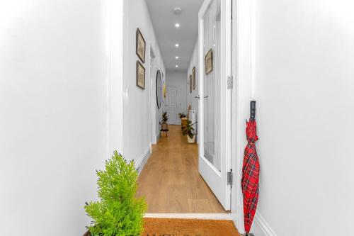 Cheerful Stays - Jamson Pl Apartment - Tap to explore photos